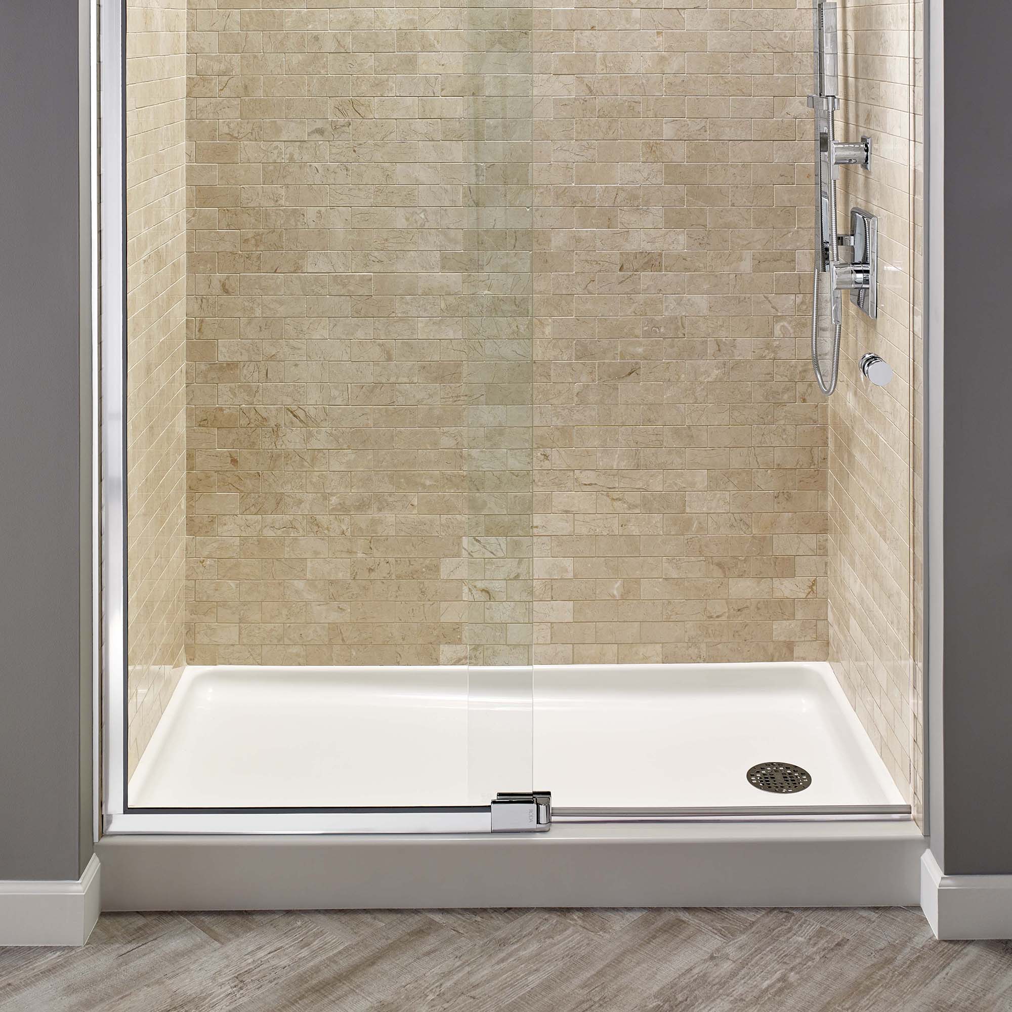 Base de douche Studio 60 x 32 po à seuil unique et sortie à droite